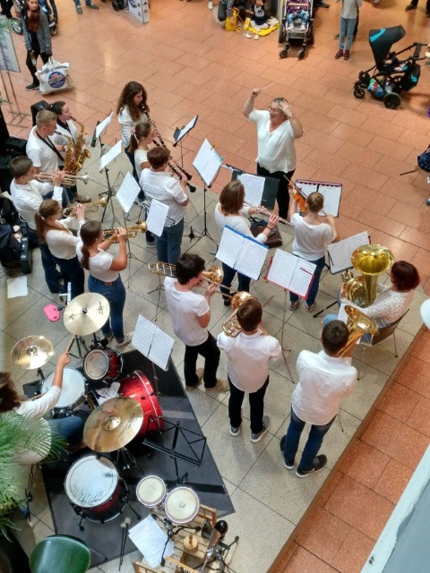 Orchester spielt auf dem Kinderfest des Kinderschutzbundes